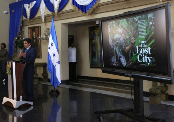 National Geographic entrega a Honduras revista sobre 'La leyenda del dios mono'